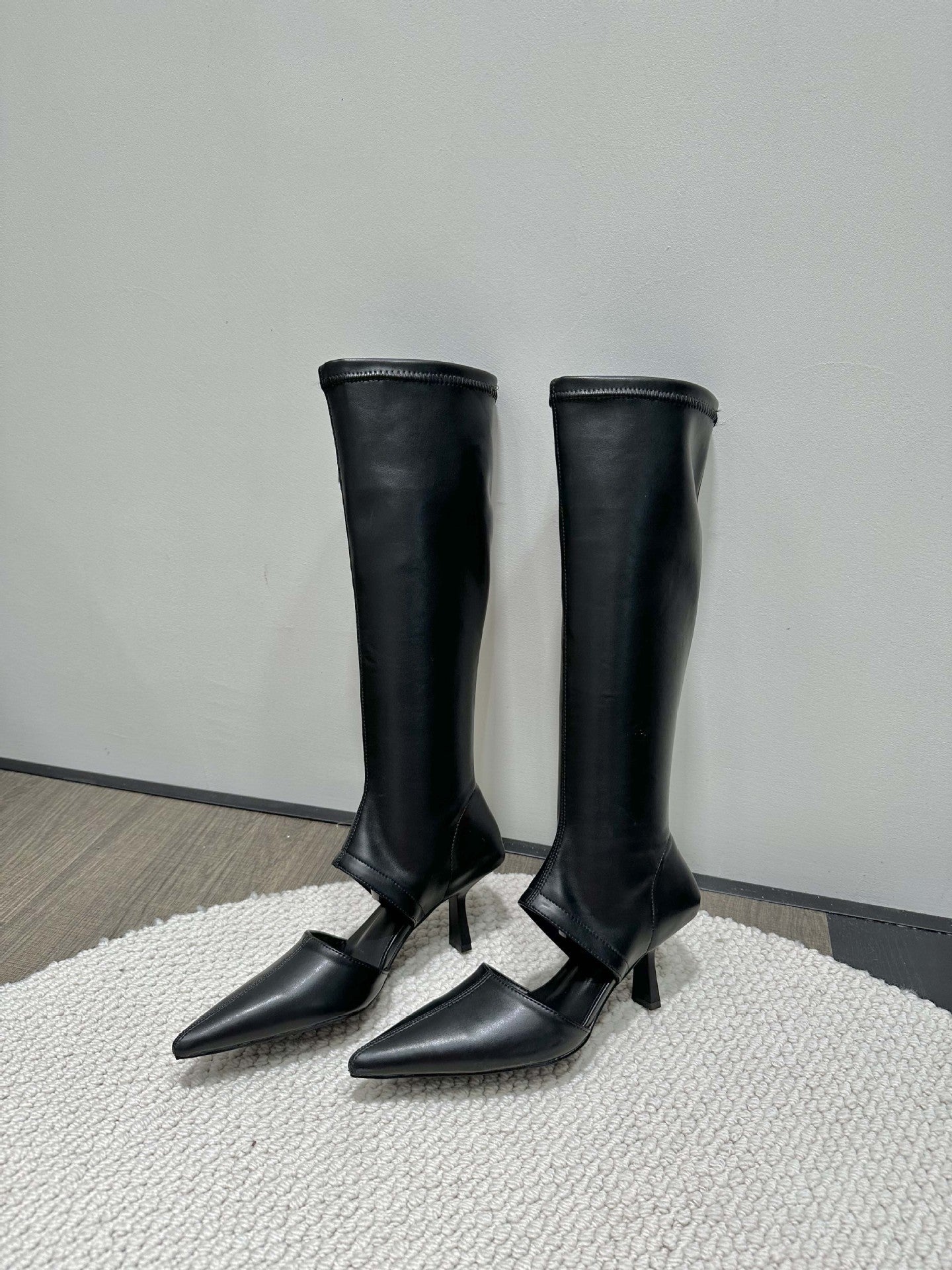 Pointed-toe Hollowed Boots